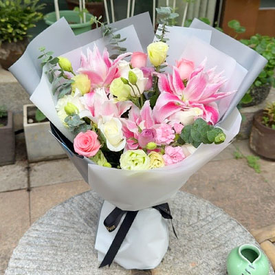 荆门9朵玫瑰混搭百合，爱恋纯真无邪